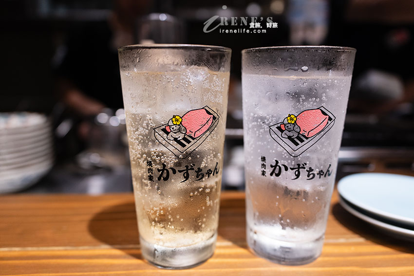 【沖繩燒肉】焼肉家かずちゃん：國際通隱密吧台燒肉！爆汁厚切牛舌、阿古豬與線上訂位攻略
