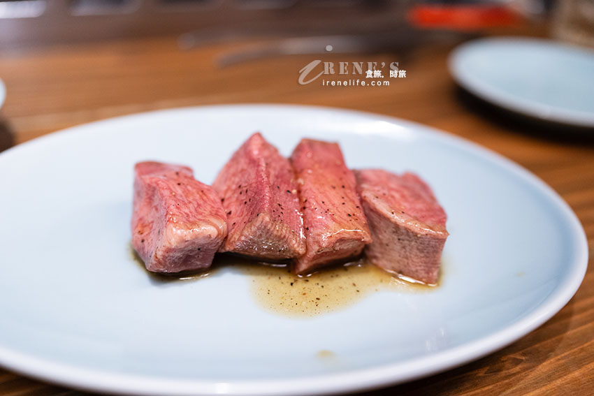 【沖繩燒肉】焼肉家かずちゃん：國際通隱密吧台燒肉！爆汁厚切牛舌、阿古豬與線上訂位攻略
