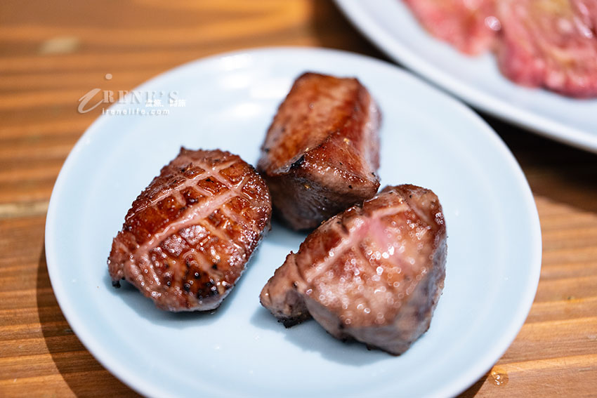 網站近期文章：【沖繩燒肉】焼肉家かずちゃん：國際通隱密吧台燒肉！爆汁厚切牛舌、阿古豬與線上訂位攻略
