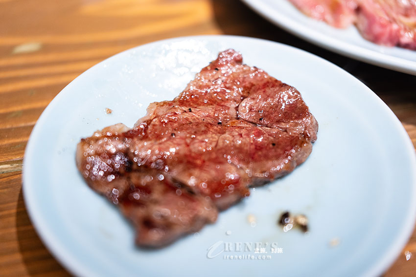 【沖繩燒肉】焼肉家かずちゃん：國際通隱密吧台燒肉！爆汁厚切牛舌、阿古豬與線上訂位攻略