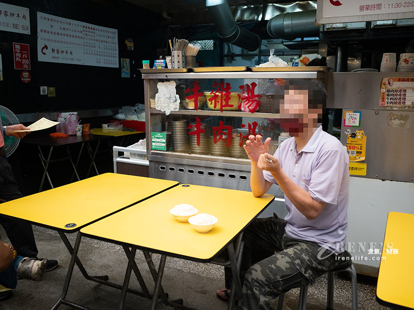 【萬華美食】郭家炒牛肉:華西街80年老字號!牛雜湯免費續湯、銀芽毛肚與菜單攻略 【萬華美食】郭家炒牛肉:華西街80年老字號!牛雜湯免費續湯、銀芽毛肚與菜單攻略