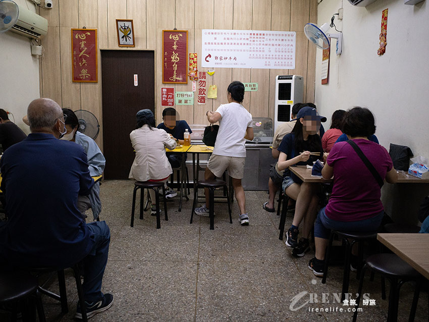 【萬華美食】郭家炒牛肉:華西街80年老字號!牛雜湯免費續湯、銀芽毛肚與菜單攻略 【萬華美食】郭家炒牛肉:華西街80年老字號!牛雜湯免費續湯、銀芽毛肚與菜單攻略