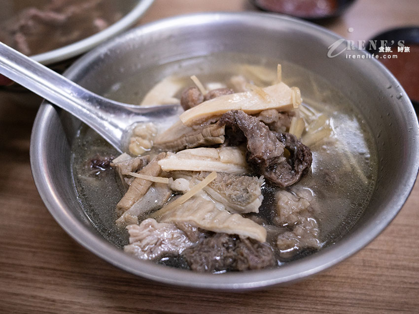 【萬華美食】郭家炒牛肉:華西街80年老字號!牛雜湯免費續湯、銀芽毛肚與菜單攻略 【萬華美食】郭家炒牛肉:華西街80年老字號!牛雜湯免費續湯、銀芽毛肚與菜單攻略