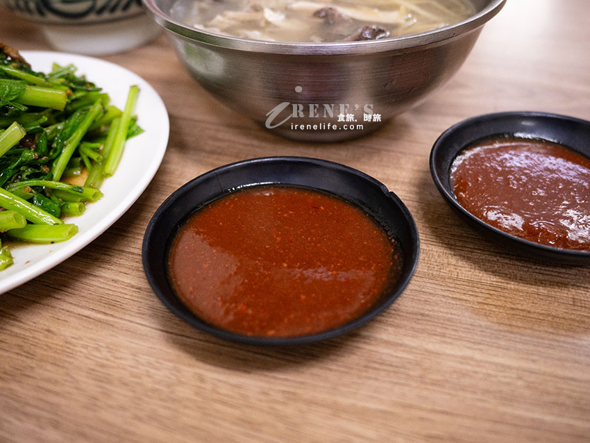 【萬華美食】郭家炒牛肉:華西街80年老字號!牛雜湯免費續湯、銀芽毛肚與菜單攻略 【萬華美食】郭家炒牛肉:華西街80年老字號!牛雜湯免費續湯、銀芽毛肚與菜單攻略