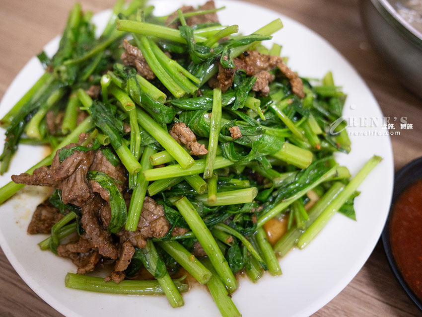 【萬華美食】郭家炒牛肉：華西街80年老字號！牛雜湯免費續湯、銀芽毛肚與菜單攻略