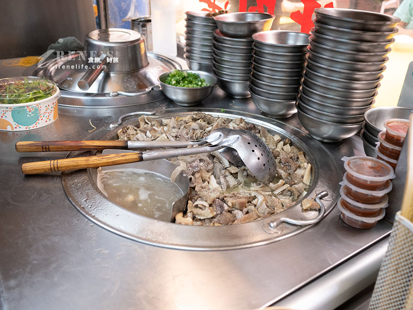 【萬華美食】郭家炒牛肉:華西街80年老字號!牛雜湯免費續湯、銀芽毛肚與菜單攻略 【萬華美食】郭家炒牛肉:華西街80年老字號!牛雜湯免費續湯、銀芽毛肚與菜單攻略