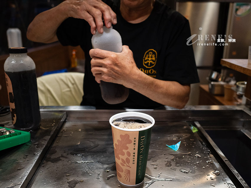 萬華百年青草世家，結合傳統中藥青草和手搖飲，懷舊創新一次搞定的養生手搖飲