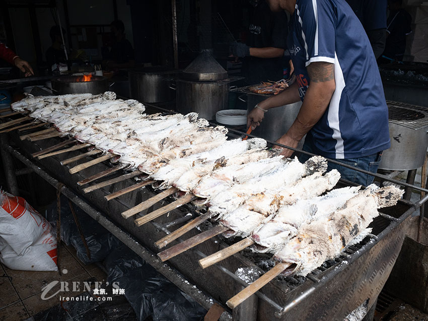 【大城蝦市場推薦】Kung Phuean Praew 現撈活體泰國蝦、巨無霸烤河蝦！中央市場交通與菜單價格攻略