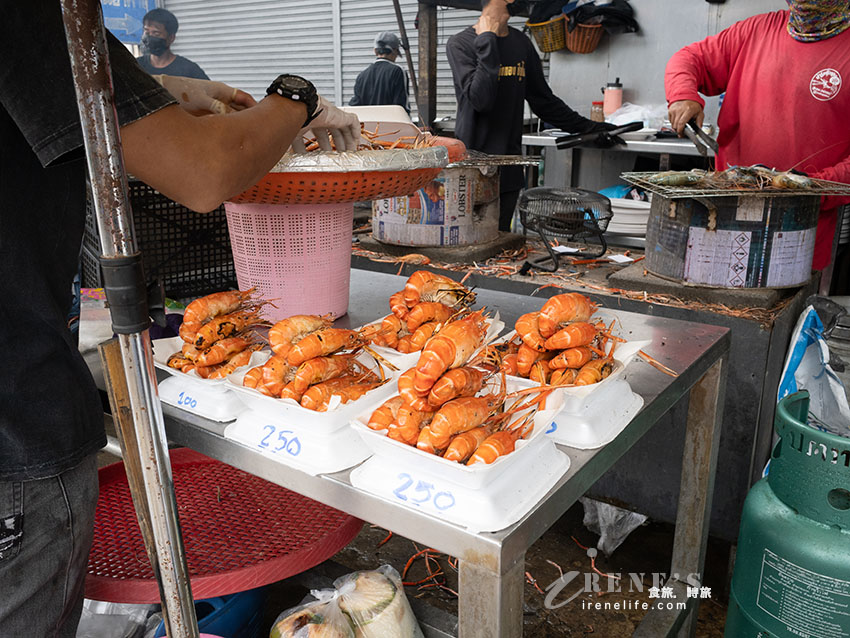 【大城蝦市場推薦】Kung Phuean Praew 現撈活體泰國蝦、巨無霸烤河蝦！中央市場交通與菜單價格攻略