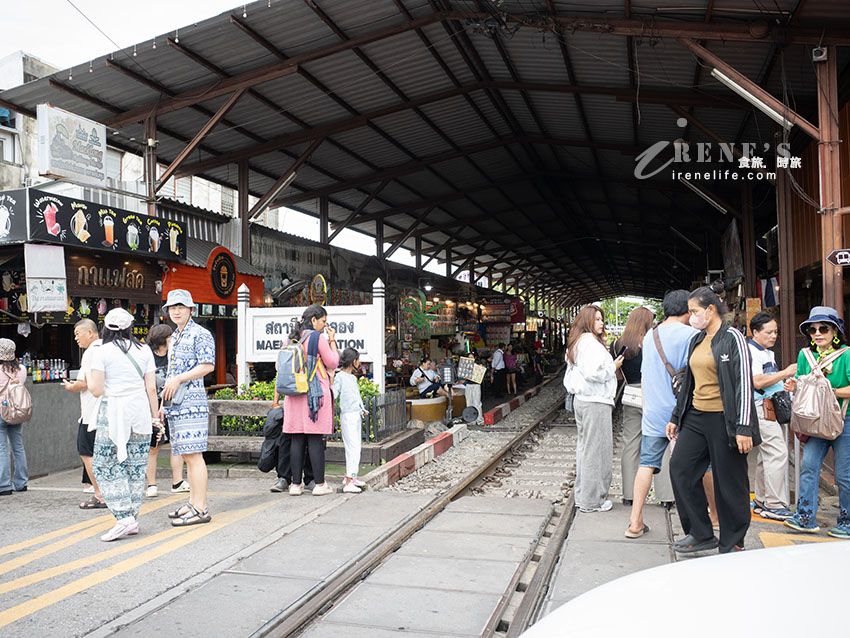 火車貼身擦過的收傘奇觀！美功鐵道市集：抓準時間拍兩次、紀念品比水上市場便宜太多