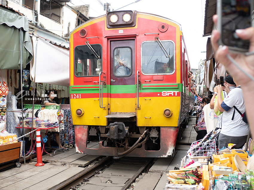 火車貼身擦過的收傘奇觀！美功鐵道市集：抓準時間拍兩次、紀念品比水上市場便宜太多