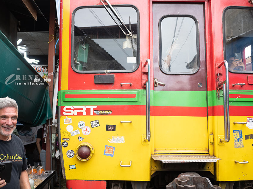 火車貼身擦過的收傘奇觀！美功鐵道市集：抓準時間拍兩次、紀念品比水上市場便宜太多