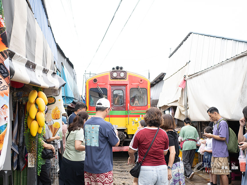 火車貼身擦過的收傘奇觀！美功鐵道市集：抓準時間拍兩次、紀念品比水上市場便宜太多