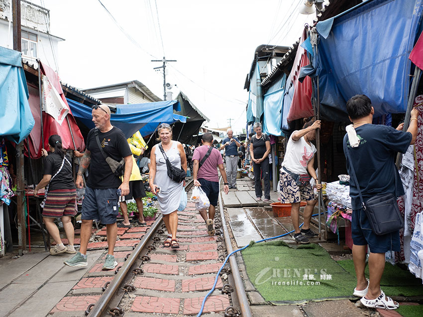 火車貼身擦過的收傘奇觀！美功鐵道市集：抓準時間拍兩次、紀念品比水上市場便宜太多
