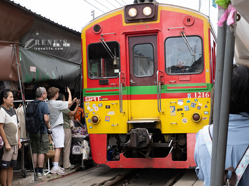 火車貼身擦過的收傘奇觀！美功鐵道市集：抓準時間拍兩次、紀念品比水上市場便宜太多