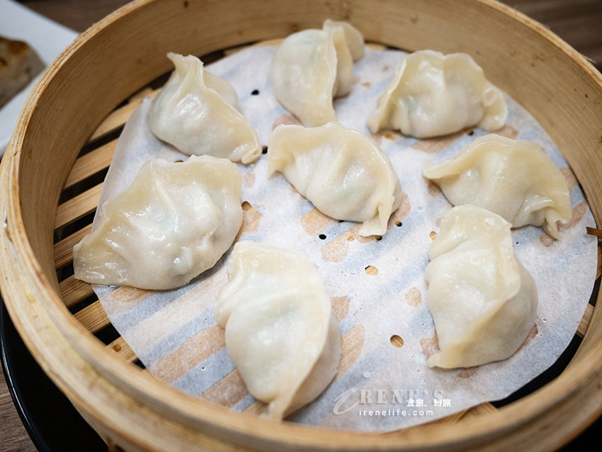 淡水站隱藏版小吃|夾雙筷:僅6席吧台!爆汁冰花鮮蝦鍋貼、流心巧克力蒸餃評測 淡水站隱藏版小吃|夾雙筷:僅6席吧台!爆汁冰花鮮蝦鍋貼、流心巧克力蒸餃評測