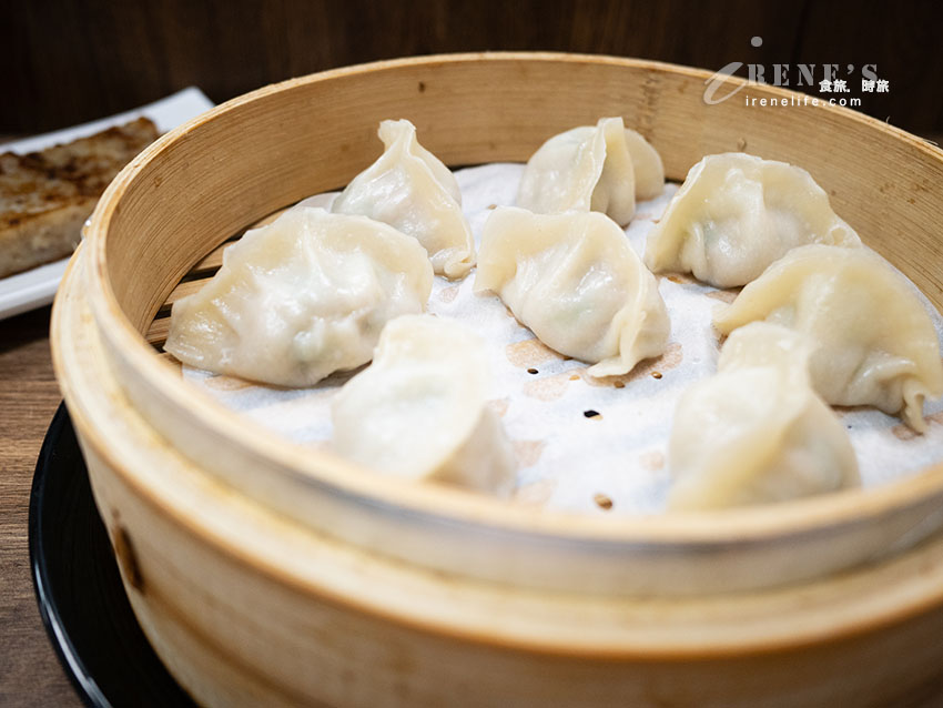 淡水站隱藏版小吃|夾雙筷:僅6席吧台!爆汁冰花鮮蝦鍋貼、流心巧克力蒸餃評測 淡水站隱藏版小吃|夾雙筷:僅6席吧台!爆汁冰花鮮蝦鍋貼、流心巧克力蒸餃評測