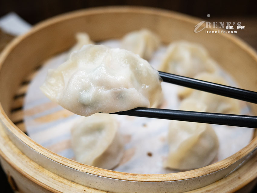 淡水站隱藏版小吃|夾雙筷:僅6席吧台!爆汁冰花鮮蝦鍋貼、流心巧克力蒸餃評測 淡水站隱藏版小吃|夾雙筷:僅6席吧台!爆汁冰花鮮蝦鍋貼、流心巧克力蒸餃評測