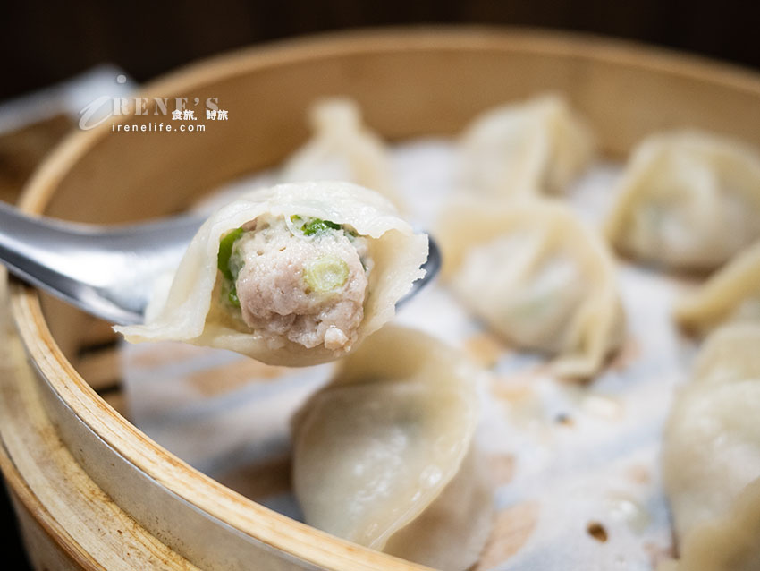 淡水站隱藏版小吃｜夾雙筷：僅6席吧台！爆汁冰花鮮蝦鍋貼、流心巧克力蒸餃評測