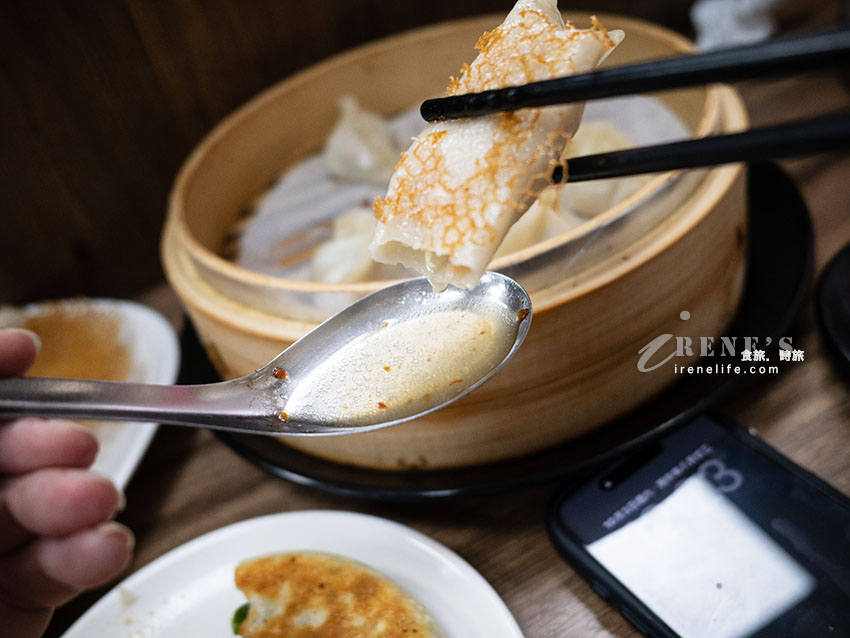 淡水站隱藏版小吃|夾雙筷:僅6席吧台!爆汁冰花鮮蝦鍋貼、流心巧克力蒸餃評測 淡水站隱藏版小吃|夾雙筷:僅6席吧台!爆汁冰花鮮蝦鍋貼、流心巧克力蒸餃評測