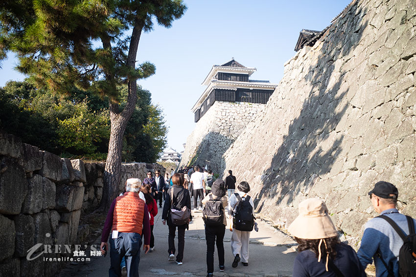 愛媛必訪景點|日本現存12天守之一的松山城!搭乘空中纜車或單人懸空吊椅輕鬆登頂 愛媛必訪景點|日本現存12天守之一的松山城!搭乘空中纜車或單人懸空吊椅輕鬆登頂