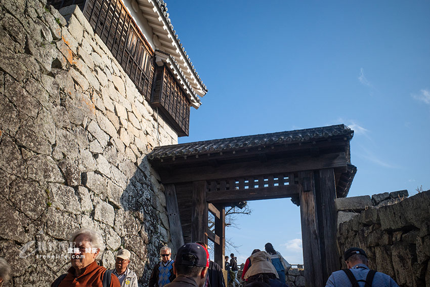 愛媛必訪景點|日本現存12天守之一的松山城!搭乘空中纜車或單人懸空吊椅輕鬆登頂 愛媛必訪景點|日本現存12天守之一的松山城!搭乘空中纜車或單人懸空吊椅輕鬆登頂