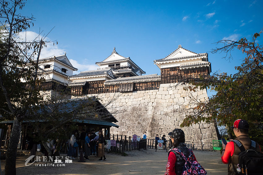 愛媛必訪景點|日本現存12天守之一的松山城!搭乘空中纜車或單人懸空吊椅輕鬆登頂 愛媛必訪景點|日本現存12天守之一的松山城!搭乘空中纜車或單人懸空吊椅輕鬆登頂