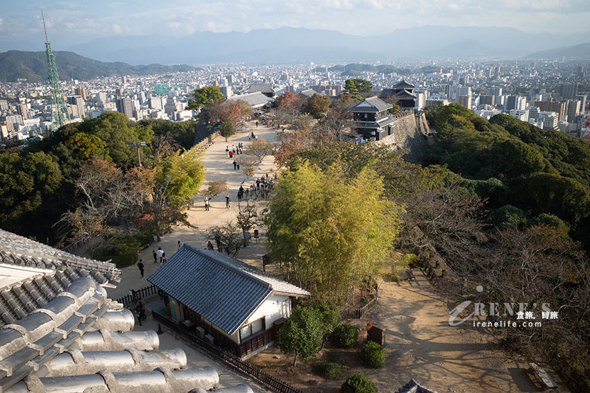 愛媛必訪景點|日本現存12天守之一的松山城!搭乘空中纜車或單人懸空吊椅輕鬆登頂 愛媛必訪景點|日本現存12天守之一的松山城!搭乘空中纜車或單人懸空吊椅輕鬆登頂