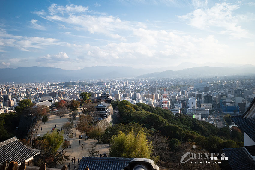 愛媛必訪景點|日本現存12天守之一的松山城!搭乘空中纜車或單人懸空吊椅輕鬆登頂 愛媛必訪景點|日本現存12天守之一的松山城!搭乘空中纜車或單人懸空吊椅輕鬆登頂